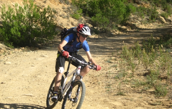 Descente à vtt sur chemin des Corbières