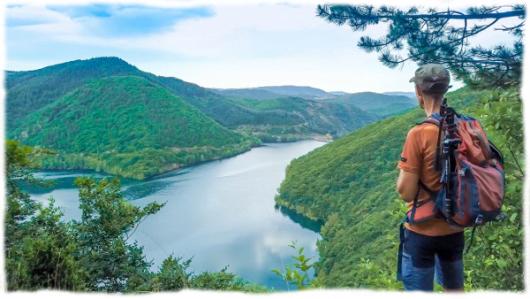 Lac d'Avène dans le Parc Naturel Régional du Haut Languedoc Surplomb du lac d'Avène dans les Monts d'Or en Haut Languedoc